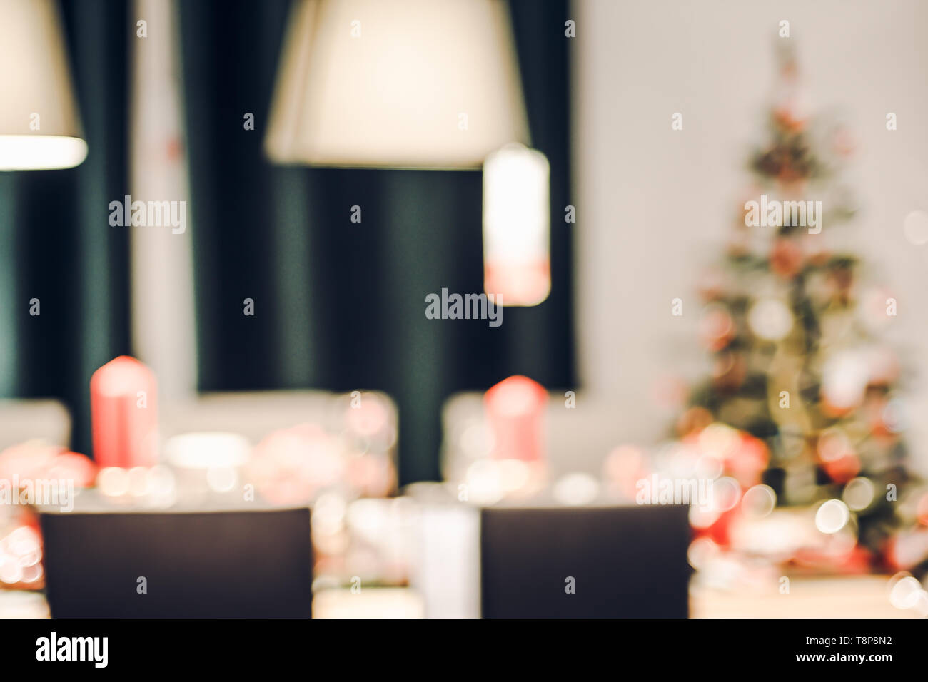 Abstract sfocato Decorazione per albero di Natale con la luce della stringa in cucina in casa con sfondo bokeh di fondo,vacanze inverno stagione festival celebrazione indietro Foto Stock