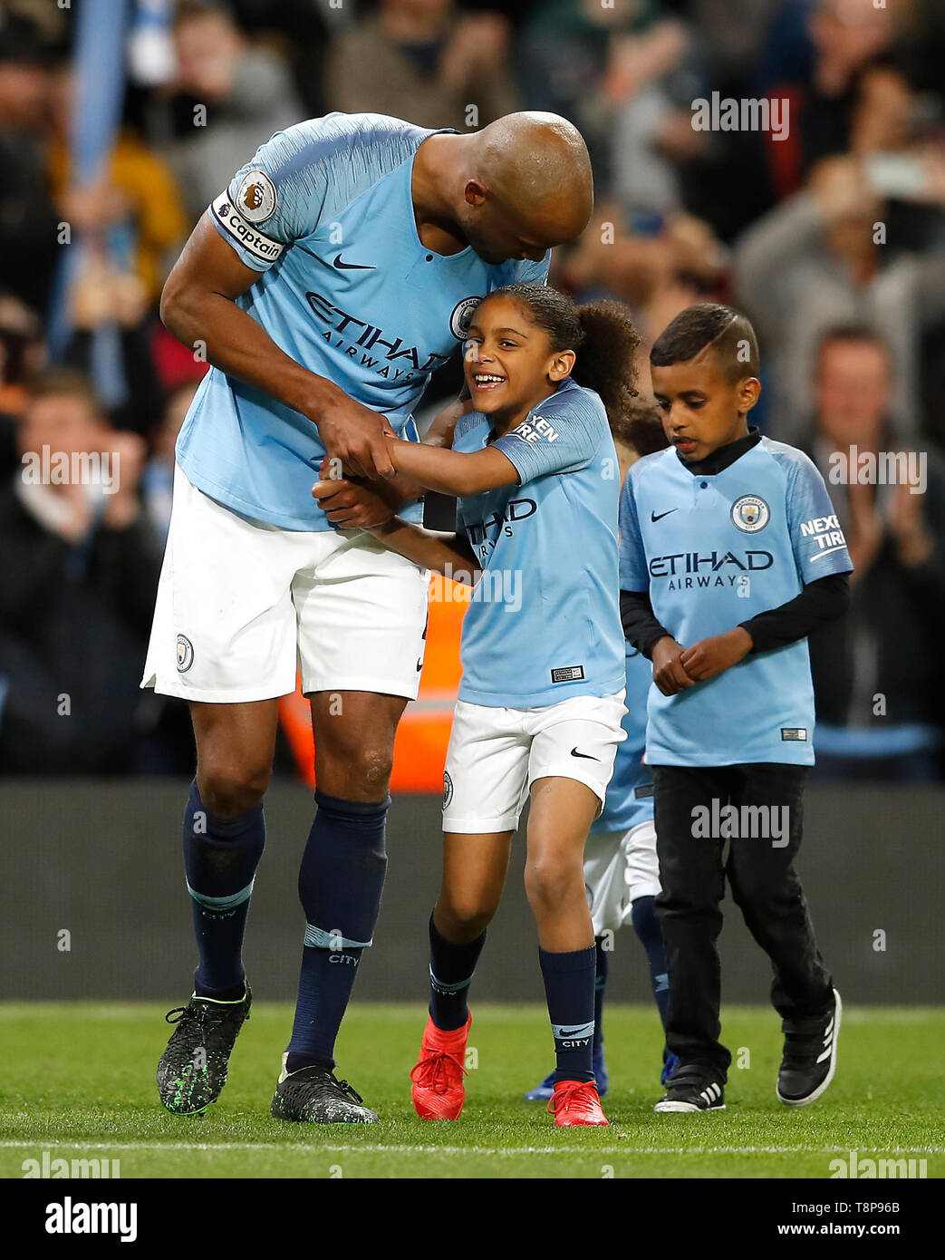Manchester City's Vincent Kompany celebra con i suoi figli dopo il fischio finale Foto Stock