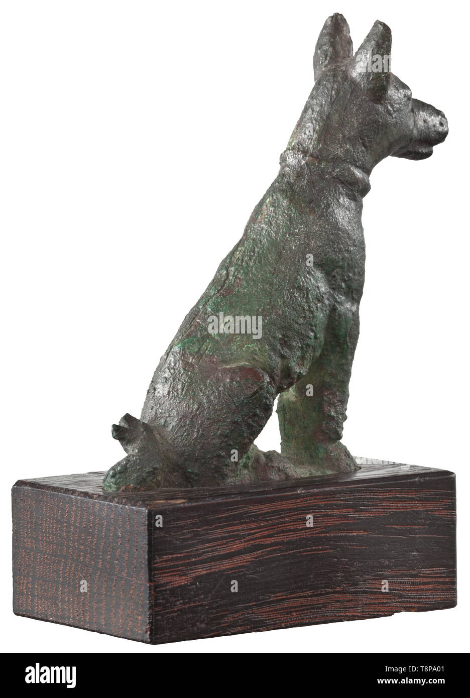 Un egiziana antica statua in bronzo di Anubis come canide lo, tardo periodo, la metà e la fine del millennio a.c. la figura del dio come seduta canide lo con un collare intorno al suo collo. Superficie leggermente corroso. Moderna base in legno. Altezza senza base 7.5 cm. Provenienza: anni settanta collezione privata dalla zona di Monaco. storica, storica mondo antico, Additional-Rights-Clearance-Info-Not-Available Foto Stock
