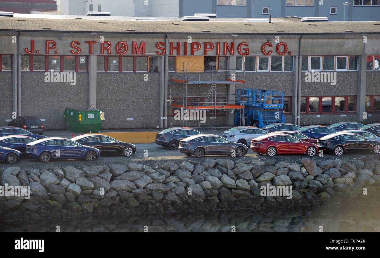 Tesla 3 elettro automobili su un molo nel porto di Trondheim | Utilizzo di tutto il mondo Foto Stock