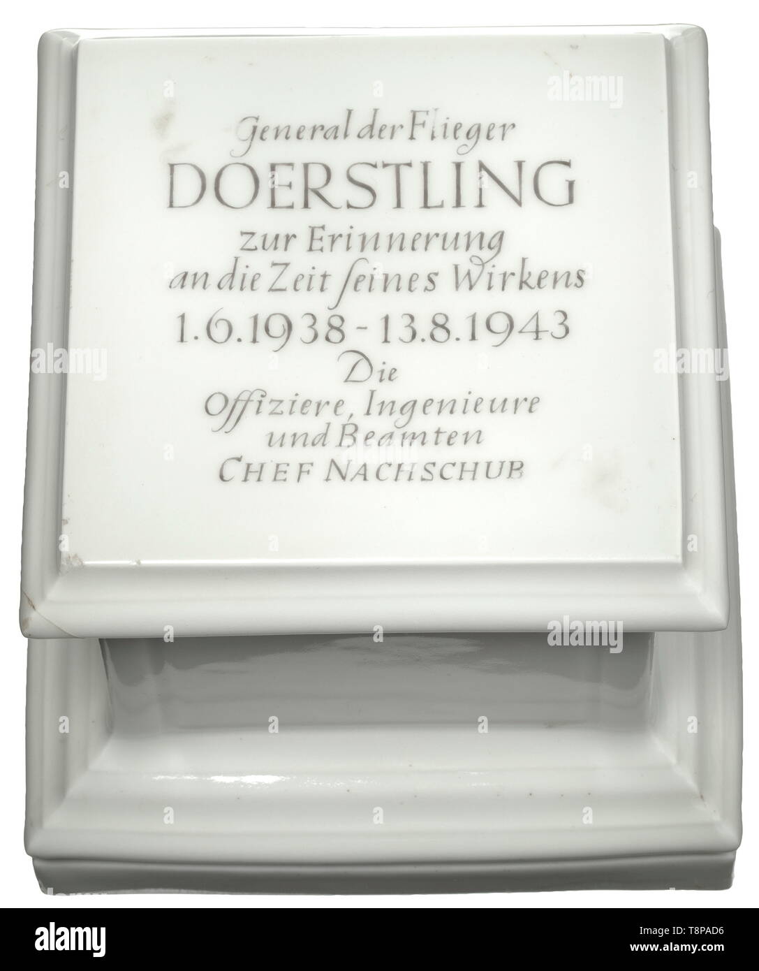 Air Force generale Doerstling Egon (1890 - 1965) - una statuetta di Federico il Grande come un ufficiale del dono la figura in bianco porcellana biscuit, su fondo blu scettro KPM mark, dopo la statua in marmo di Johann Gottfried Schadow (1791). Viene fornito con la singolare, cavo-cast base realizzata in bianco, gres porcellanato con dedizione personale 'General der Flieger Doerstling zur Erinnerung an die Zeit sciabiche Wirkens 1.6.1938 - 13.8.1943 - Die Offiziere, Ingenieure und Beamten Chef Nachschub' (tr. 'Per Air Force Doerstling generale in memoria del suo tempo di attività 1 giugno 1938 , Editorial-Use-solo Foto Stock