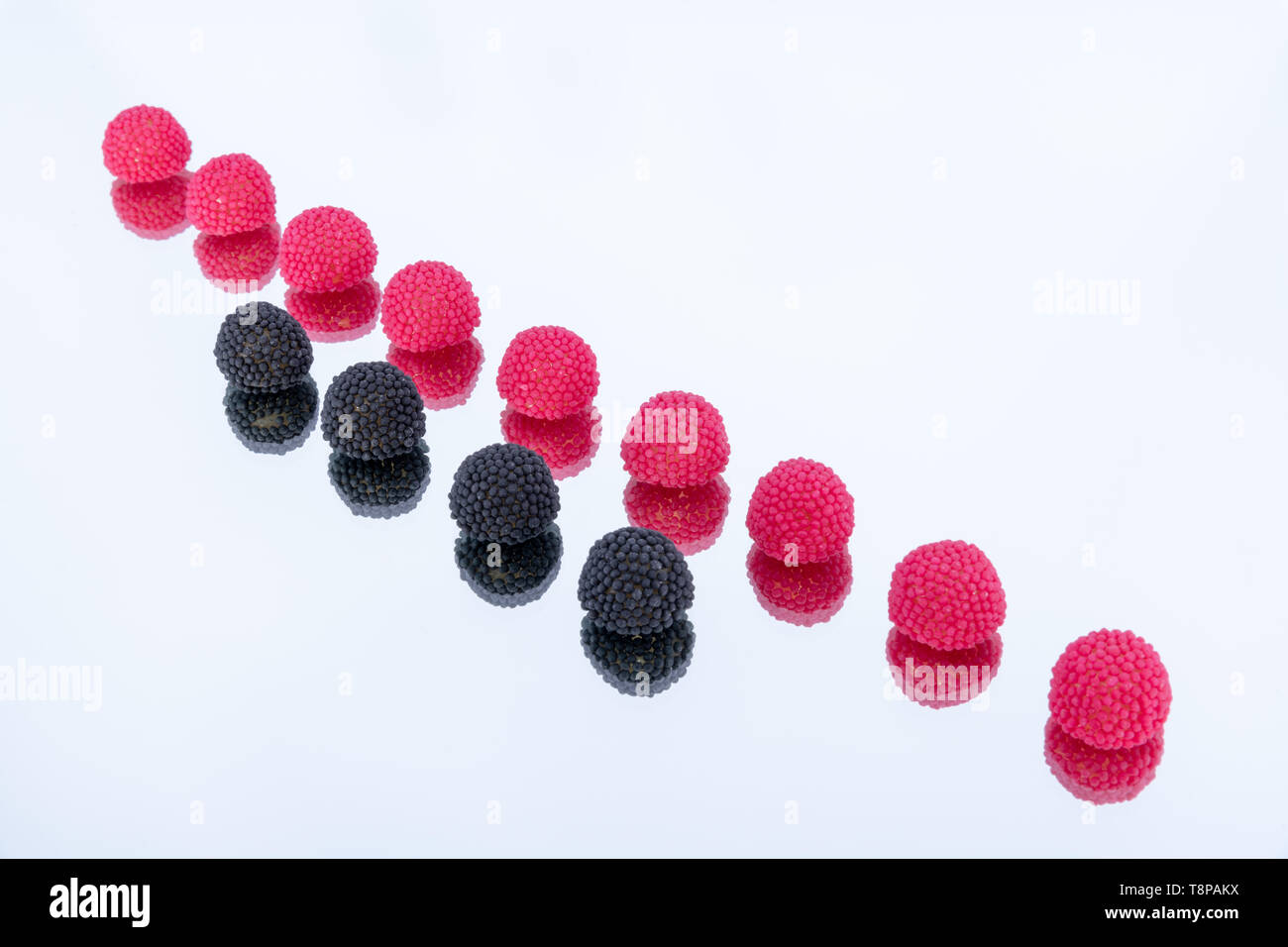 Due linee di caramelle. Berry e mirtillo Foto Stock