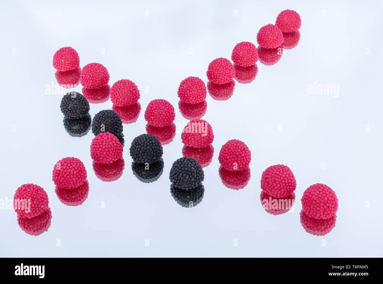 Due linee di caramelle. Berry e mirtillo Foto Stock