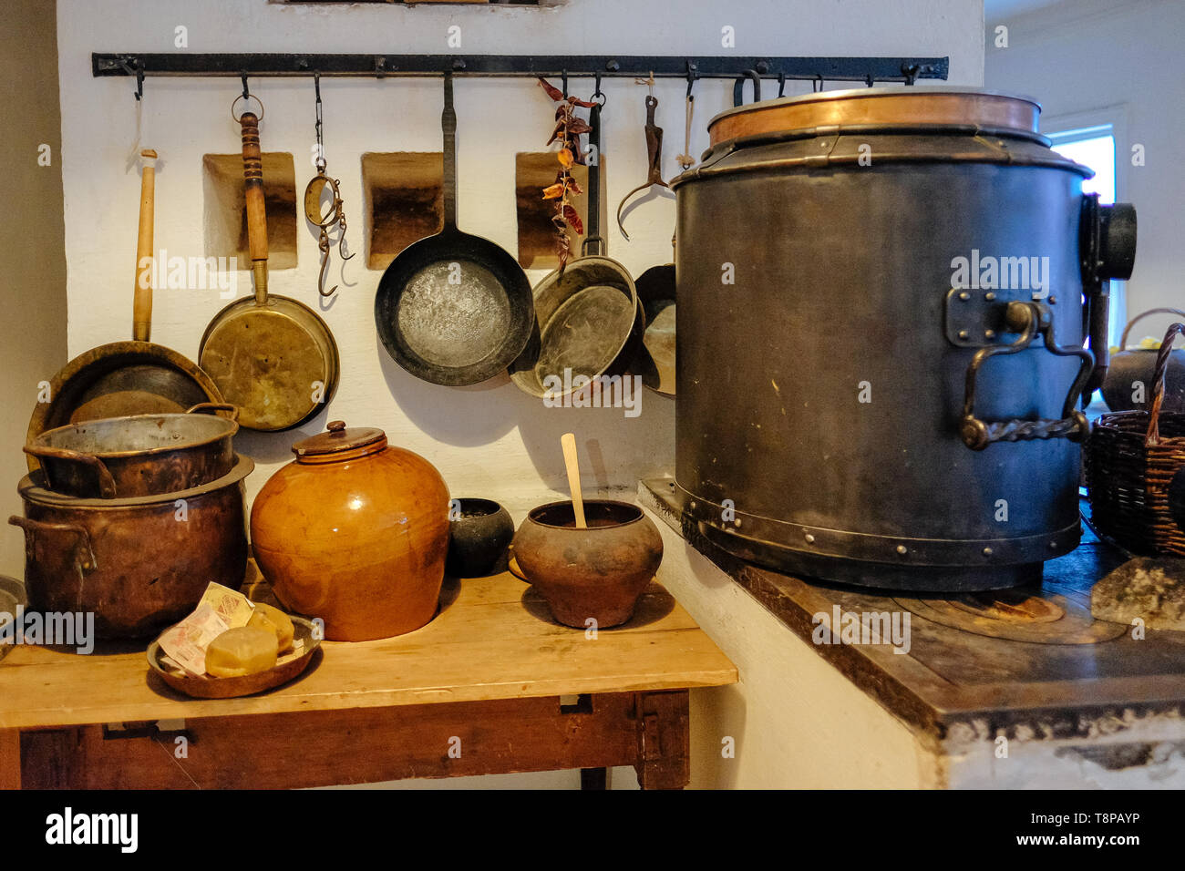 Utensili da cucina antichi immagini e fotografie stock ad alta risoluzione  - Alamy