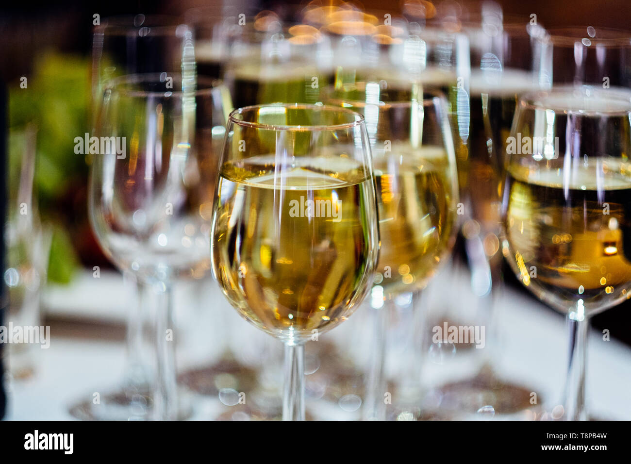 Un sacco di occhiali. Bicchieri di vino. A buffet. Le bevande. Piatti per il ristorante. Foto Stock