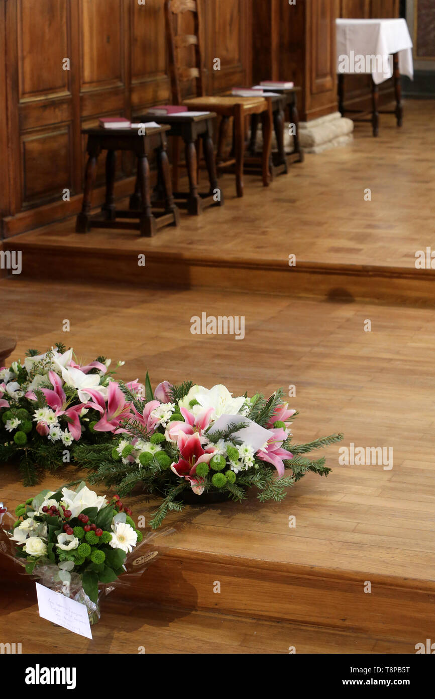Dépôts de fleurs pour un enterrement. Eglise Saint-Gervais et Saint-Protais. Saint-Gervais-les-Bains. / Flower depositi per un funerale. Foto Stock