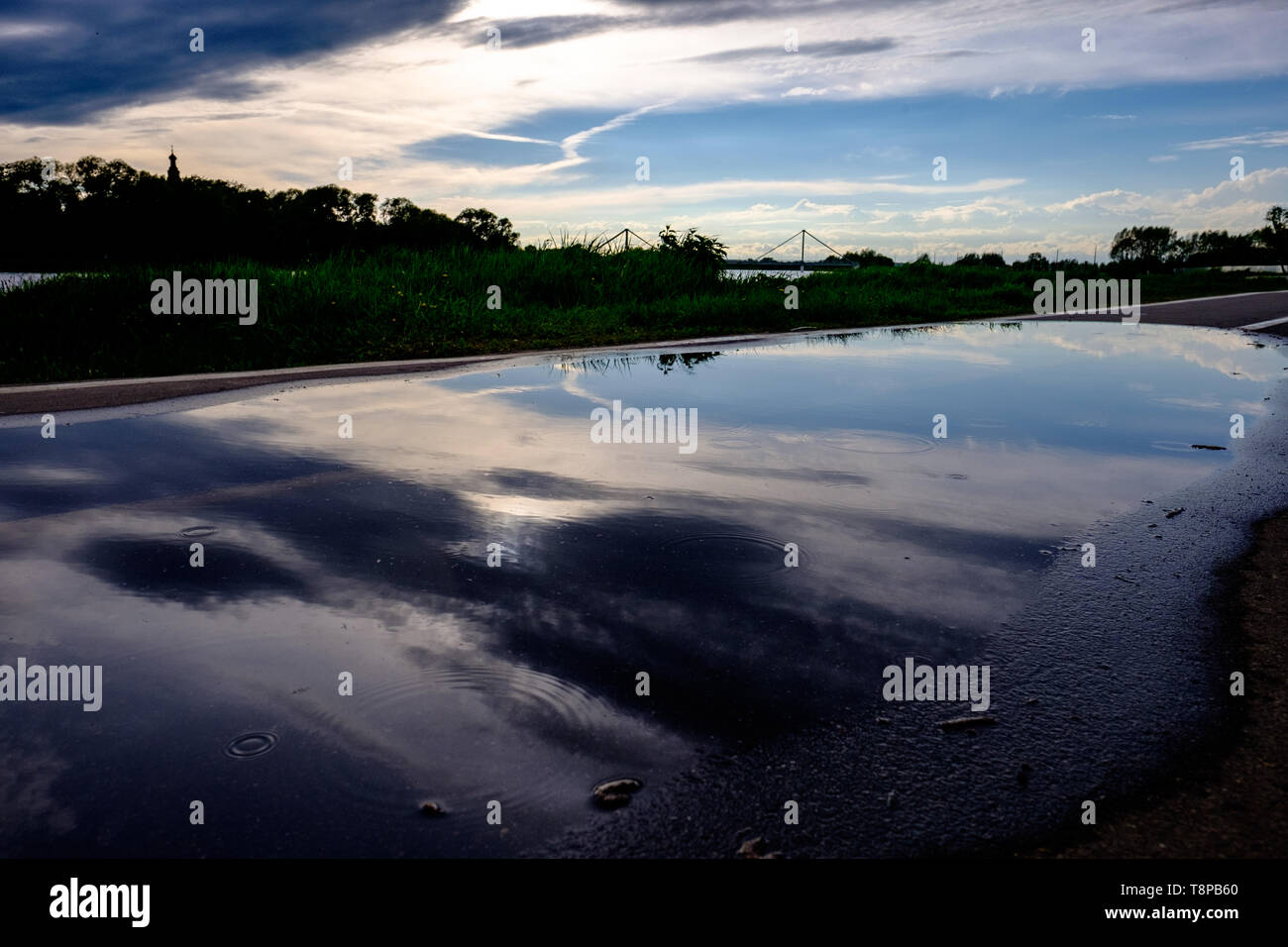 Paesaggio di sera in riva al lago. La riflessione in una piscina di acqua Foto Stock