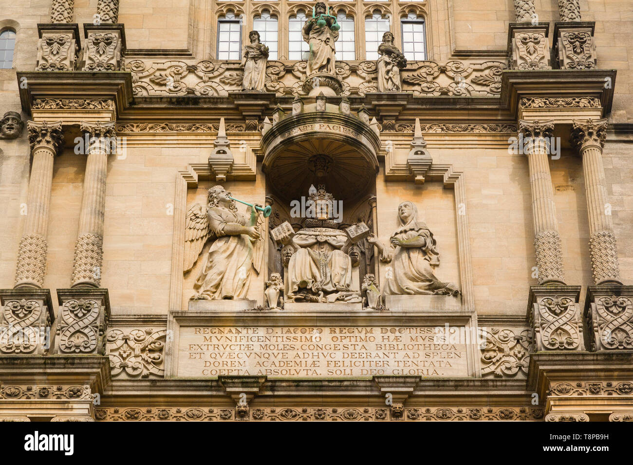 La statua del re James sulla torre dei cinque ordini presso la Libreria di Bodleian, Oxford dalla vecchia scuola Quad Foto Stock