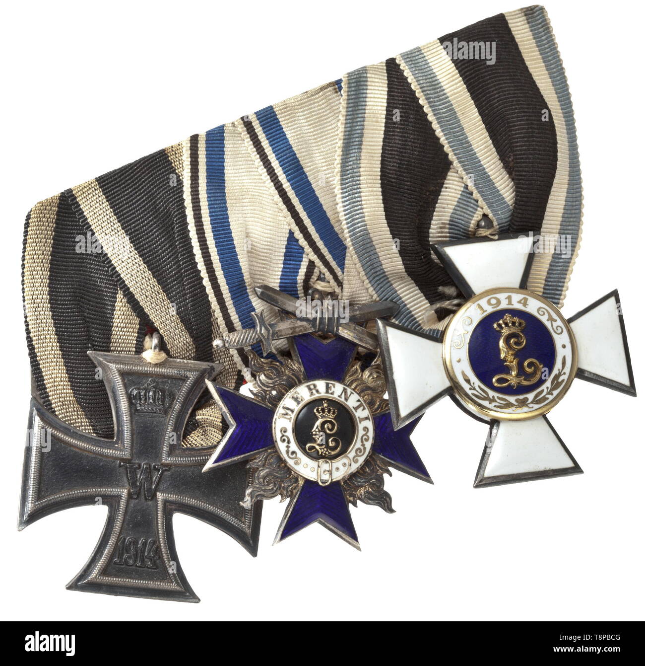 A vestire la casacca chiusura di un campo bavarese medico del funzionario il rango del cucito in diagonale, tre pezzi a fermaglio con il medico Militare Ordine di seconda classe fabbricato dalla Gebrueder Hemmerle a Monaco di Baviera, con medaglioni realizzati da vero oro e punzonati "G.H.' e '950' nel cilindro medallion del buio ossidate croce d'argento dell'ordine. Il nome cypher di il fondatore dell'ordine di re Ludwig III gold-goffrati e applicata separatamente. In seconda posizione il medico Militare Ordine di quarta classe con spade nella versione realizzata da Jacob Leser dal 1917 in poi con dorato,, Additional-Rights-Clearance-Info-Not-Available Foto Stock