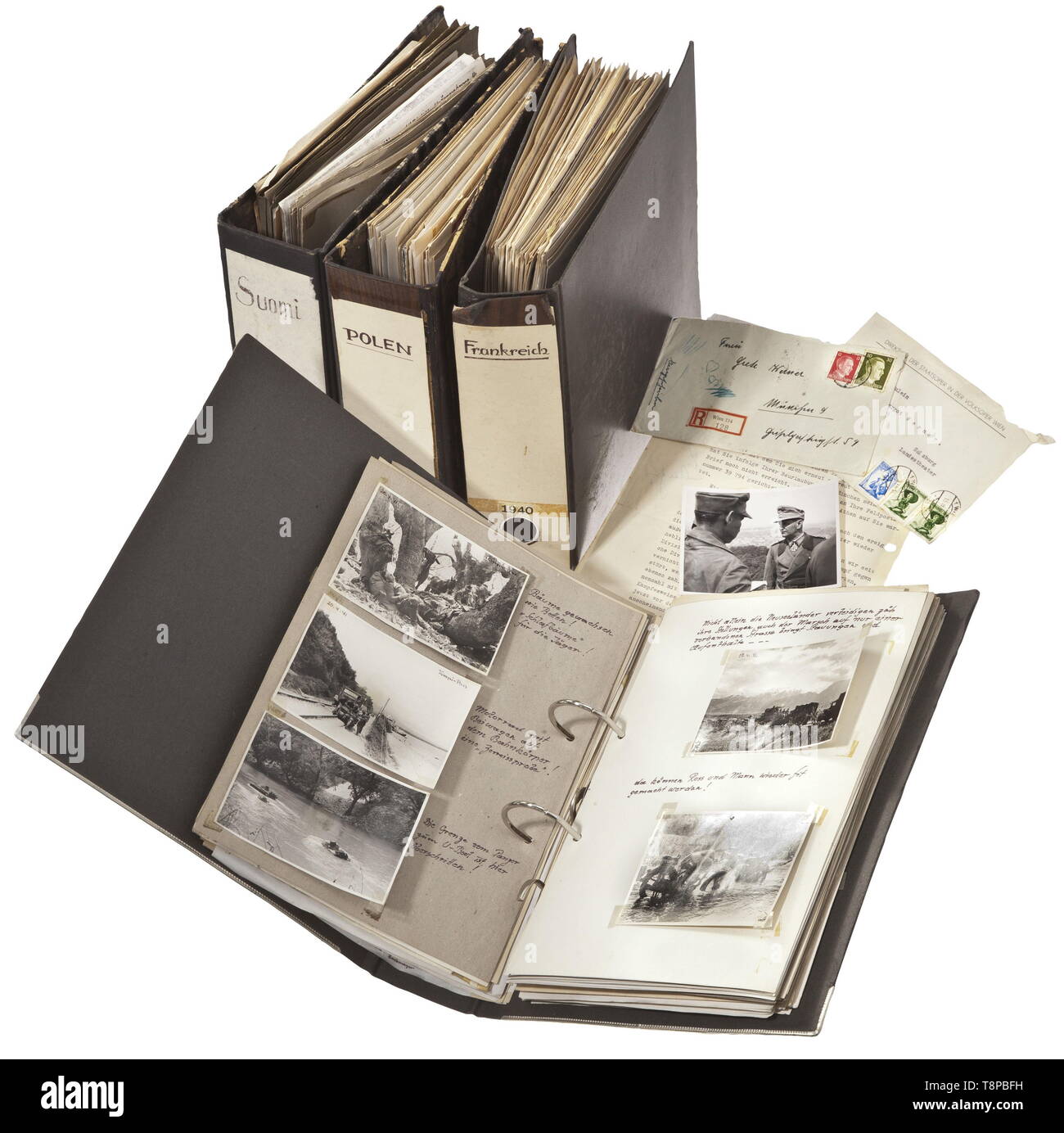 Una vasta collezione di fotografie di Josef Werner, principali delle truppe di montagna - Straordinaria documentazione (in forma di diario) della sua esperienza di guerra tra il 1939 e 1945 le fotografie raccolte in quattro cartelle di file con didascalie originali dal funzionario. Un totale di circa 400 foto (tra loro alcune cartoline dell' immagine) dei teatri di guerra in Polonia, Francia, Italia, Serbia, Grecia, Finlandia e Norvegia (Lapponia). Fotografie con molto dettagliate descrizioni e aggiunta di mappe e disegni. Iniziando con 111Mountain reggimento di artiglieria in , Additional-Rights-Clearance-Info-Not-Available Foto Stock