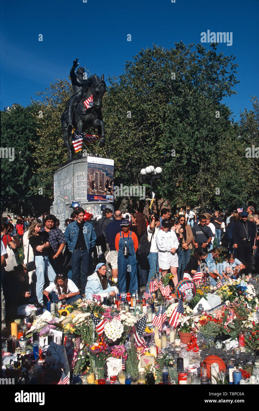 I Newyorkesi express gief e lutto a Union Square nei giorni seguenti il 9/11 attacchi. Foto Stock