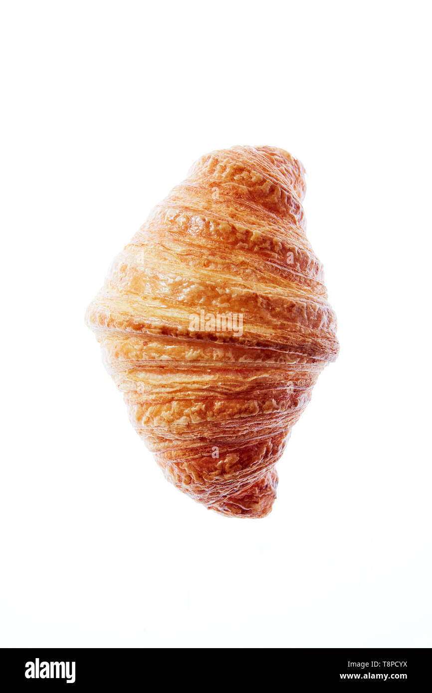 Close up Francese appena sfornato croissant su uno sfondo bianco. Foto Stock