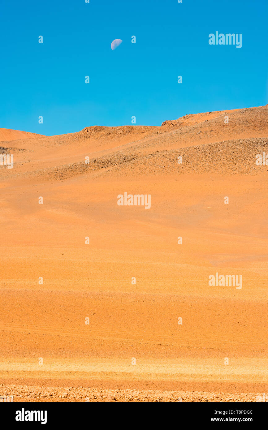 Moon over Altiplano (alto altopiano andino), il deserto di Atacama, Cile, Sud America Foto Stock