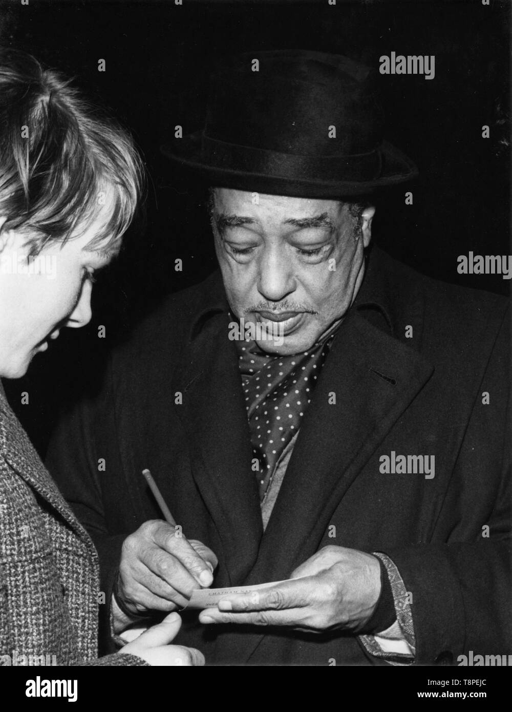 Duke Ellington firma il suo autografo, c1962. Autore: Brian Foskett. Foto Stock