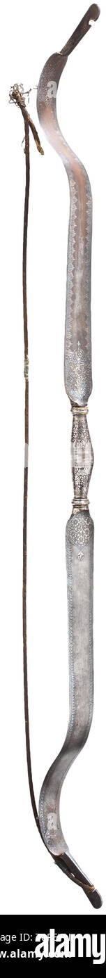 Un argento-intarsiato in acciaio indiano prua del XIX secolo di argento-arco intarsiato con eleganti sentori floreali e decorazioni ornamentali, avvitato su entrambi i lati dell'impugnatura, con attaccato un (l'originale?) rawhide bowstring. Parzialmente con la formazione di ruggine film. Il argento opacizzato in alcune parti. Larghezza 99,5 cm. storica, storica del XIX secolo, Additional-Rights-Clearance-Info-Not-Available Foto Stock