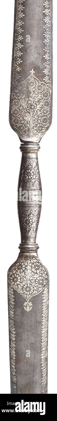 Un argento-intarsiato in acciaio indiano prua del XIX secolo di argento-arco intarsiato con eleganti sentori floreali e decorazioni ornamentali, avvitato su entrambi i lati dell'impugnatura, con attaccato un (l'originale?) rawhide bowstring. Parzialmente con la formazione di ruggine film. Il argento opacizzato in alcune parti. Larghezza 99,5 cm. storica, storica del XIX secolo, Additional-Rights-Clearance-Info-Not-Available Foto Stock