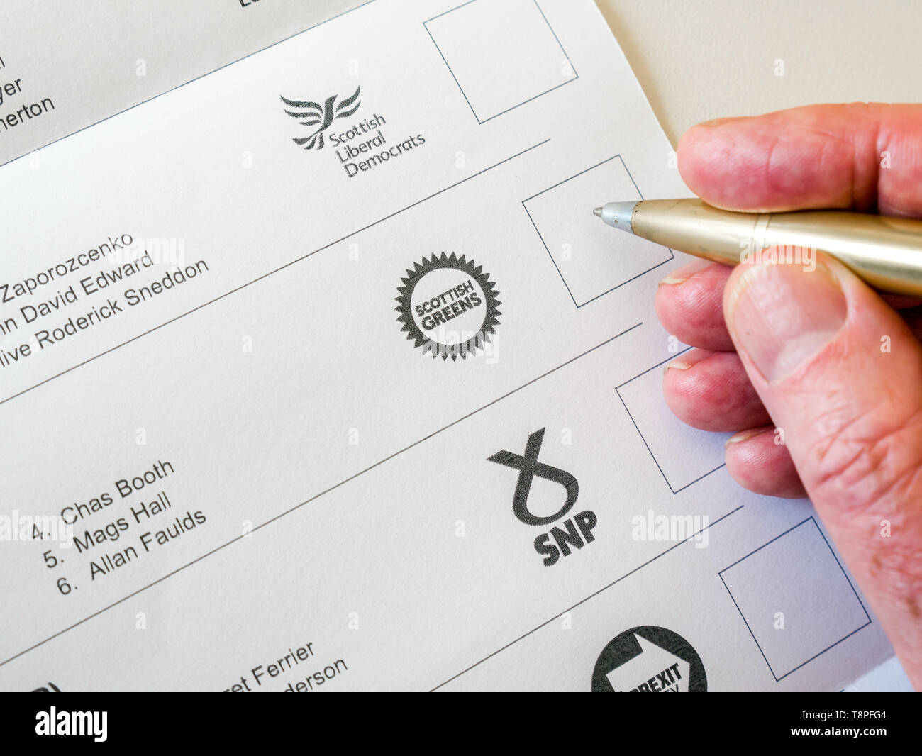 L'uomo la votazione sulla carta scrutinio per scozzese Verdi del Parlamento europeo elezione, Scozia, Maggio 2019 Foto Stock