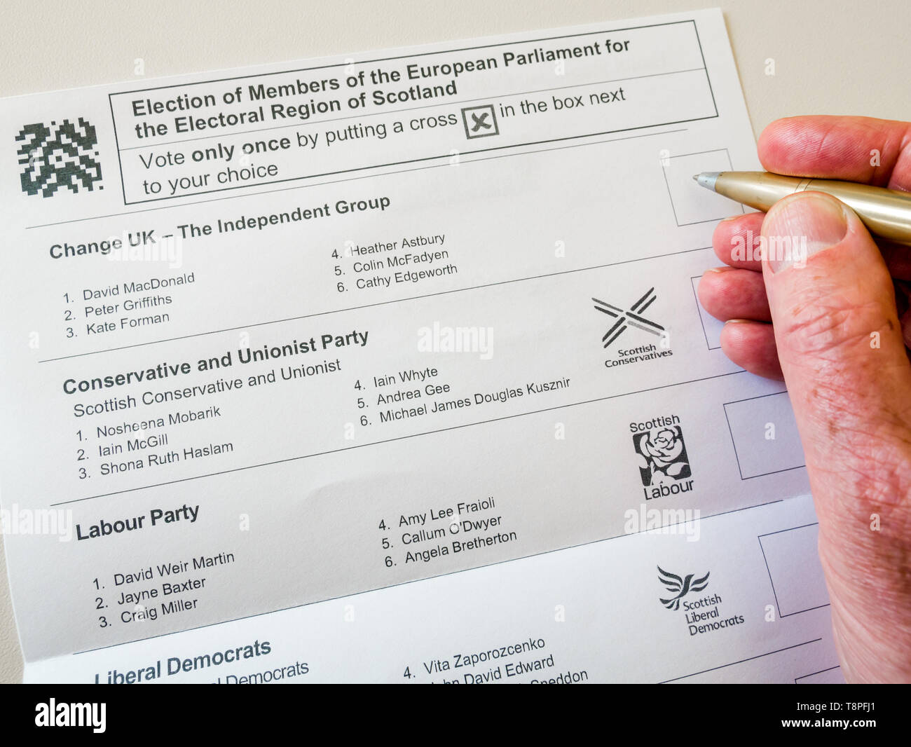 L'uomo voto sulla votazione a scrutinio scozzese carta per modificare UK parte nel Parlamento europeo elezione, Scozia, Maggio 2019 Foto Stock