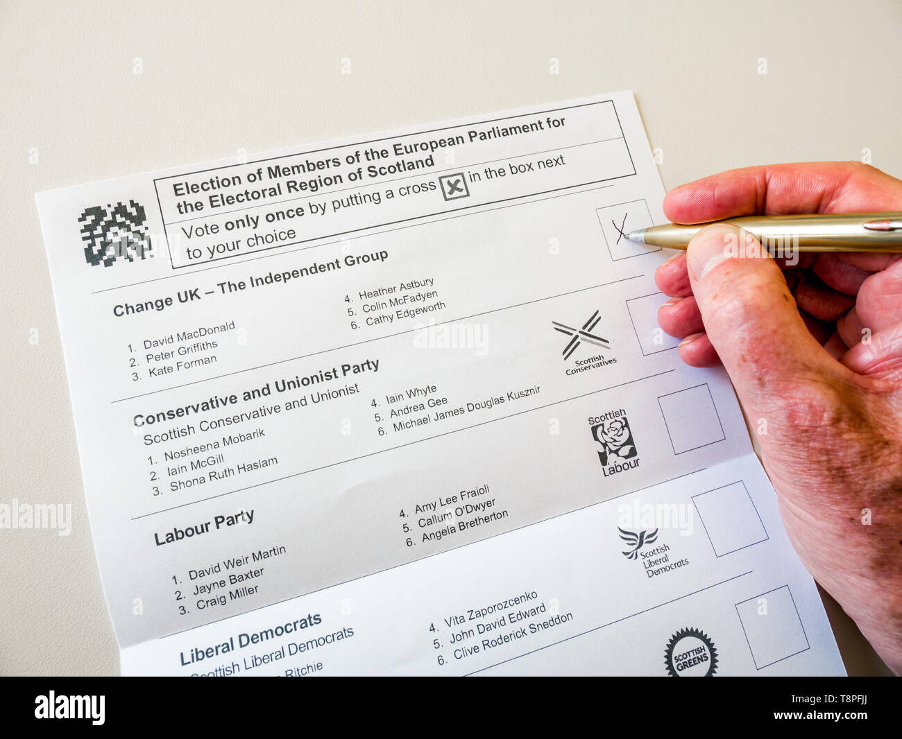 L'uomo voto sulla votazione a scrutinio scozzese carta per modificare UK parte nel Parlamento europeo elezione, Scozia, Maggio 2019 Foto Stock