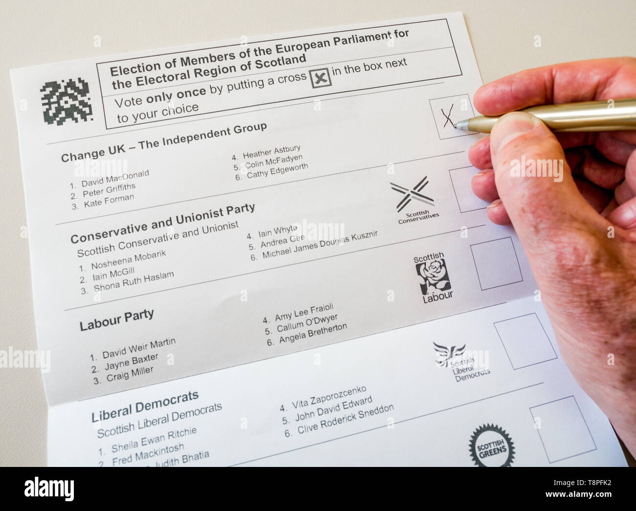 L'uomo voto sulla votazione a scrutinio scozzese carta per modificare UK parte nel Parlamento europeo elezione, Scozia, Maggio 2019 Foto Stock