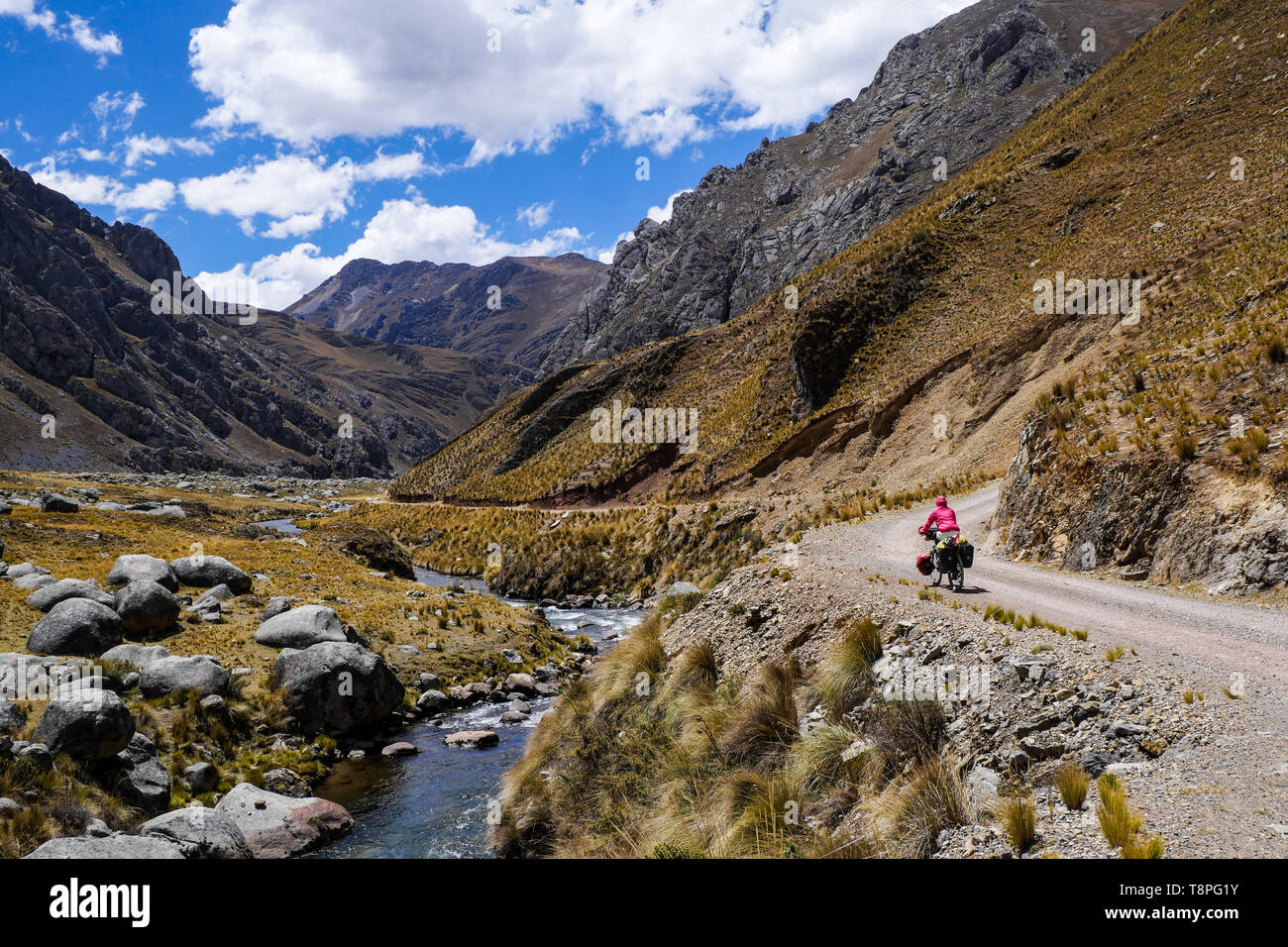 Bike touring nella Cordigliera delle Ande, Perù, Sud America Foto Stock