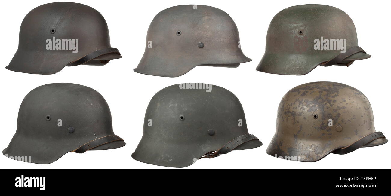 Sei elmetti di acciaio M 40 e M 42 due M 40 caschi, ciascuno senza emblema, un dipinto in fronte meridionale e uno in Africa Corps fine. Quattro M 42 caschi in varie finiture, uno con emblema (denazified) sul lato sinistro. Tutti i caschi con rivestimento interno e dal sottogola, ma parzialmente rettificate, aggiunto e con la sostituzione del rivestimento. Parzialmente con il nome aggiunto specifiche nella grafia, dimensioni e Maker's Mark nel cranio o sul rivestimento. In varie condizioni, segni di età e di utilizzo. storica, storica, esercito, eserciti, forze armate, militare, militaria, xx secolo, Editorial-Use-solo Foto Stock