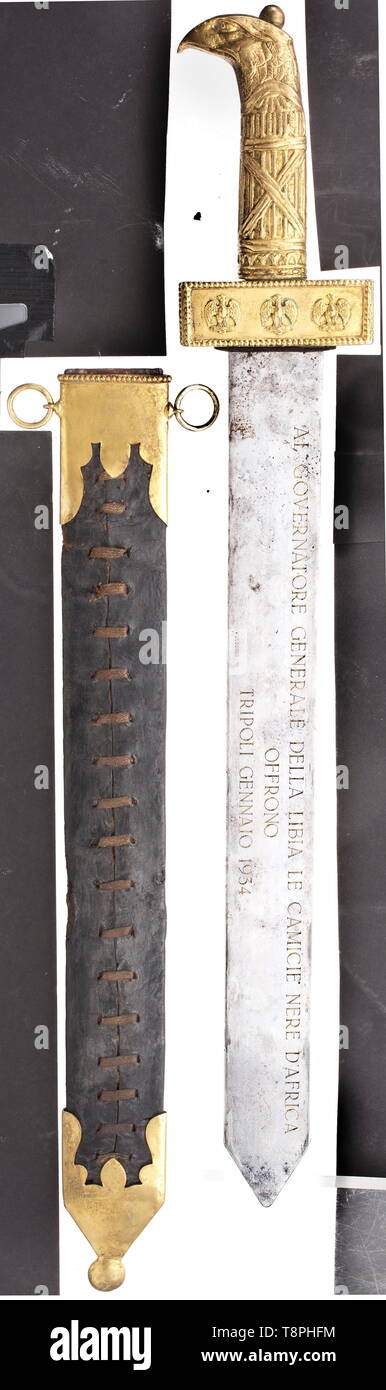 Il Maresciallo dell'Aria Italo Balbo - un dono spada delle Camicie Nere  (Blackshirts) realizzato nello stile di un romano gladius di Pompei tipo.  La lama larga con incisa profondamente e dedizione dorato '