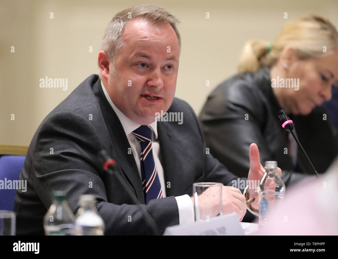 Conservatore Welsh Assembly stati Darren Millar parlando all'anglo-irlandese gruppo parlamentare 58a sessione plenaria, alla Druids Glen Hotel in Co Wicklow, come atterrare all aeroporto di Dublino è stato assegnato per soddisfare il potenziale di spillover del traffico delle merci in caso di no-deal Brexit, è stato rivendicato. Foto Stock