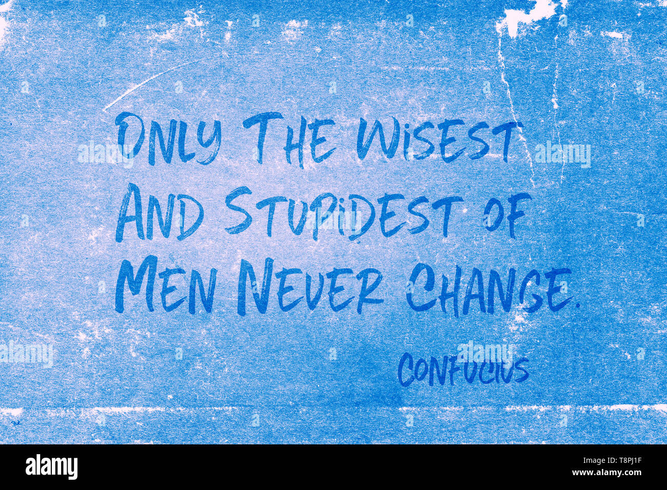 Solo i più saggi e più stupida di uomini non cambiano mai - antico filosofo cinese Confucio preventivo stampato su grunge carta blu Foto Stock