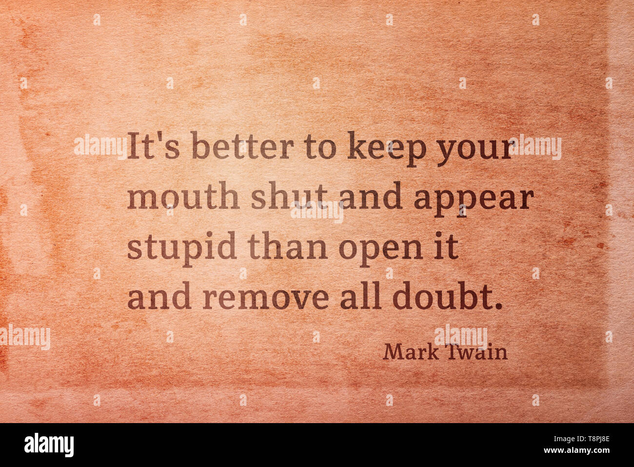 È meglio tenere la bocca chiusa e sembrano stupidi - famoso scrittore americano Mark Twain preventivo stampato su vintage carta grunge Foto Stock