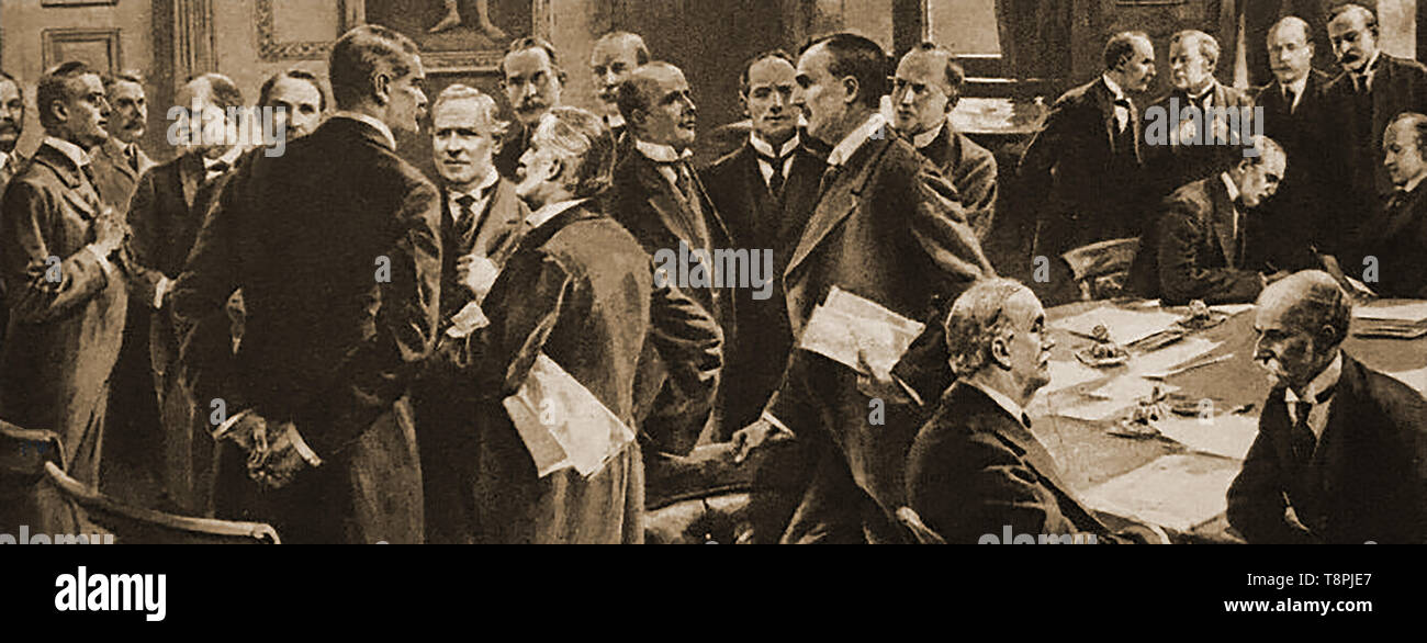 Vecchia cartolina - Grande governo della Coalizione Guerra Mondiale 1 - che mostra Lloyd George, Churchill, Asquith ecc Foto Stock