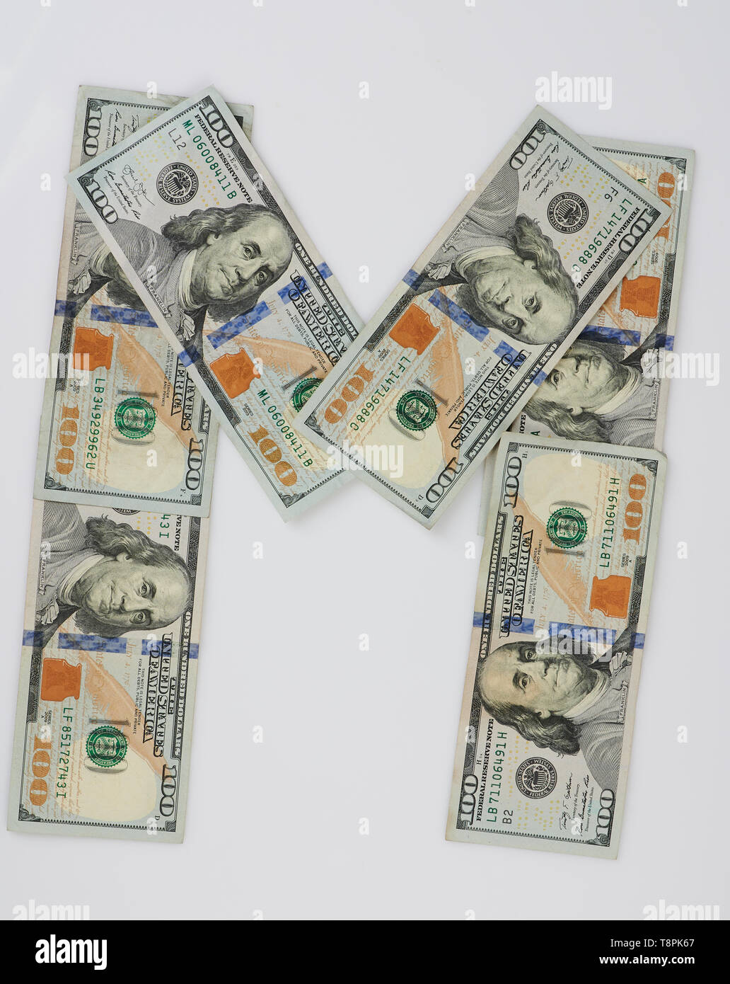 M lettera fatta dal dollaro isolati su sfondo bianco Foto stock - Alamy