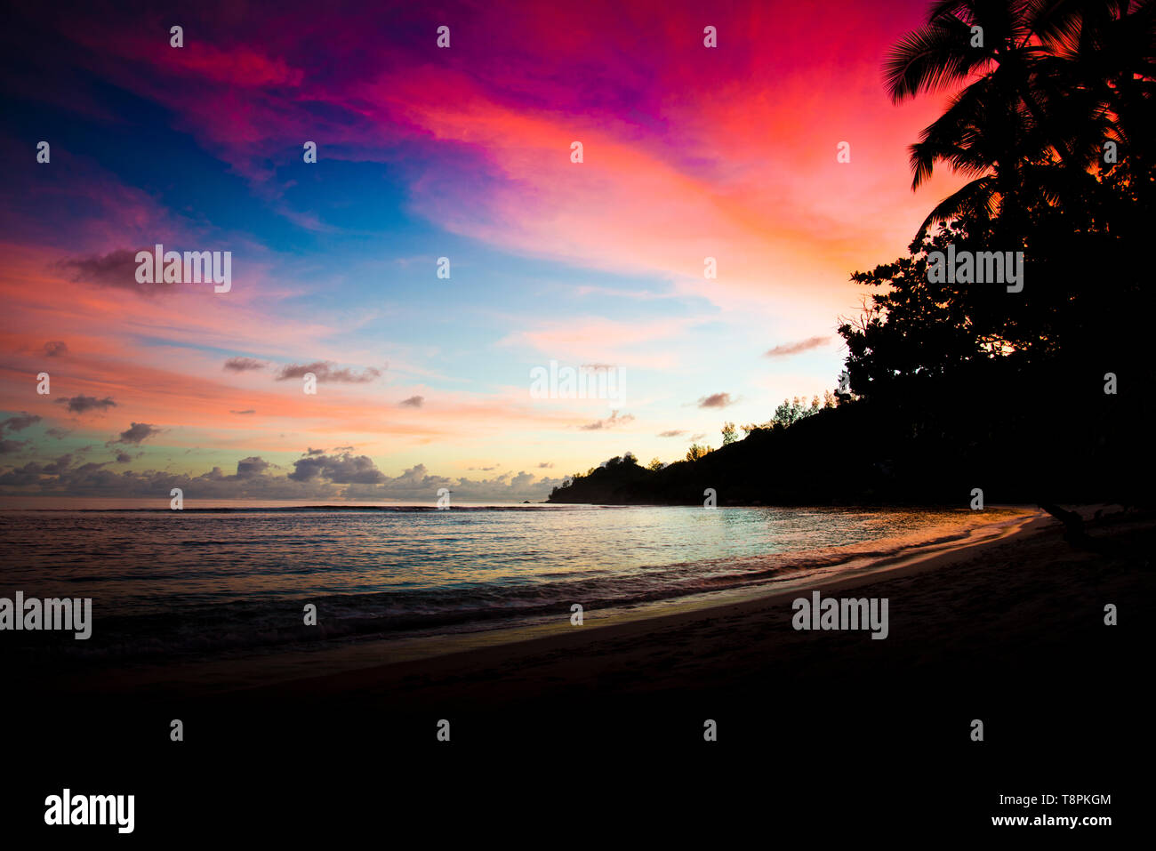 Bellissimo tramonto dal litorale che guarda all'oceano, Seychelles, Foto Stock