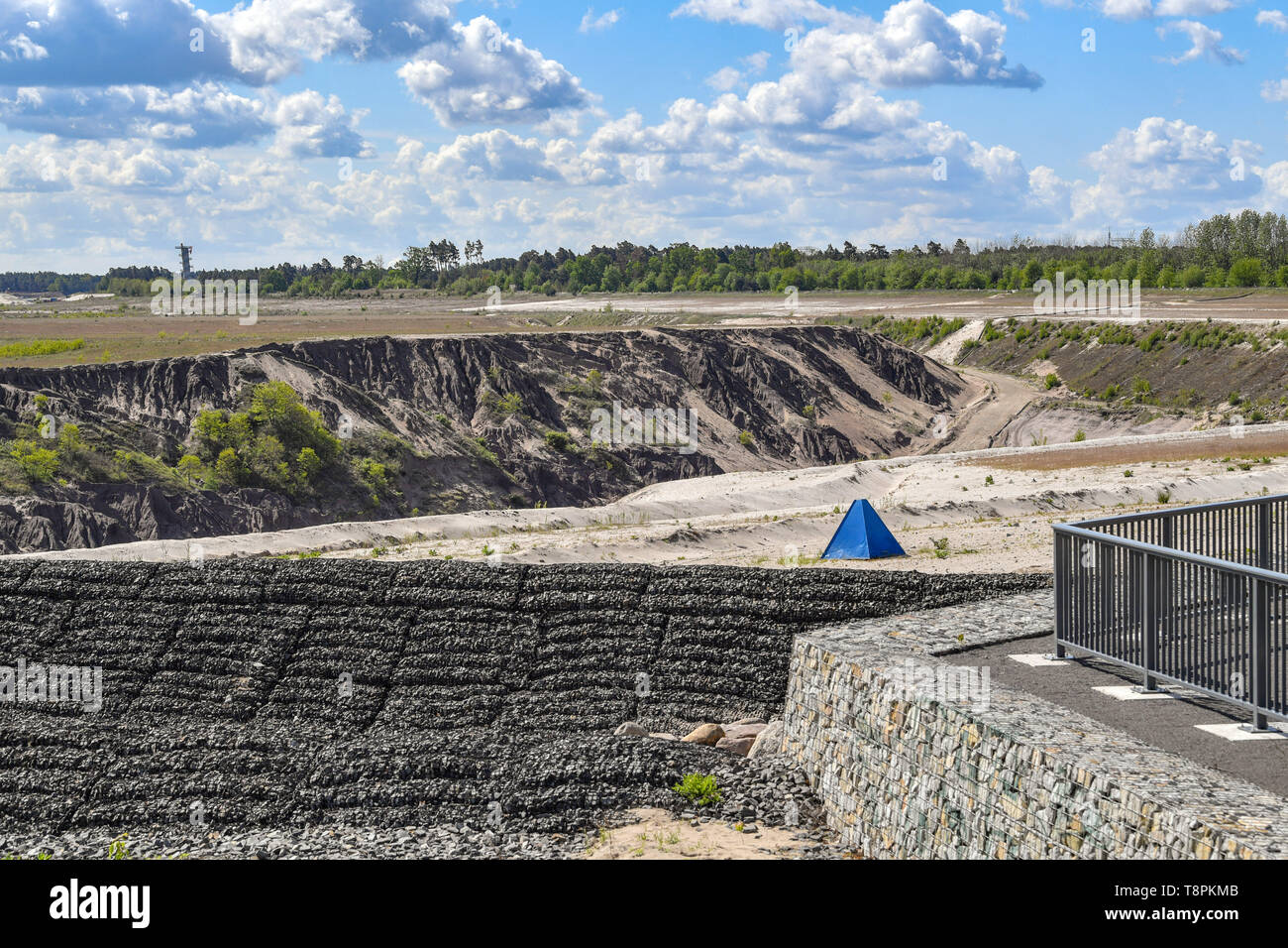 13 maggio 2019, Brandeburgo, Cottbus: vista panoramica sulla a cielo aperto ex miniera di lignite Cottbus-Nord. Il blu il punto di misurazione indica la futura linea di galleggiamento. Le inondazioni dell'ex Cottbus-Nord miniera a cielo aperto ha cominciato a metà aprile 2019. Le inondazioni del grande pit è quello di creare la cosiddetta del Mar Baltico. Secondo la società energetica Lausitz Energie Bergbau AG (LEAG), l'operatore, è acqua di fluire dalla Sprea via Hammergraben in open-cast pit - per un totale di circa 45 milioni di metri cubi per anno. Il grande lago artificiale avrà una superficie di acqua di quasi 19 chilometri quadrati. In Foto Stock