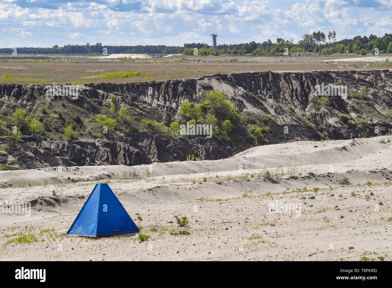 13 maggio 2019, Brandeburgo, Cottbus: vista panoramica sulla a cielo aperto ex miniera di lignite Cottbus-Nord. Il blu il punto di misurazione indica la futura linea di galleggiamento. Le inondazioni dell'ex Cottbus-Nord miniera a cielo aperto ha cominciato a metà aprile 2019. Le inondazioni del grande pit è quello di creare la cosiddetta del Mar Baltico. Secondo la società energetica Lausitz Energie Bergbau AG (LEAG), l'operatore, è acqua di fluire dalla Sprea via Hammergraben in open-cast pit - per un totale di circa 45 milioni di metri cubi per anno. Il grande lago artificiale avrà una superficie di acqua di quasi 19 chilometri quadrati. In Foto Stock