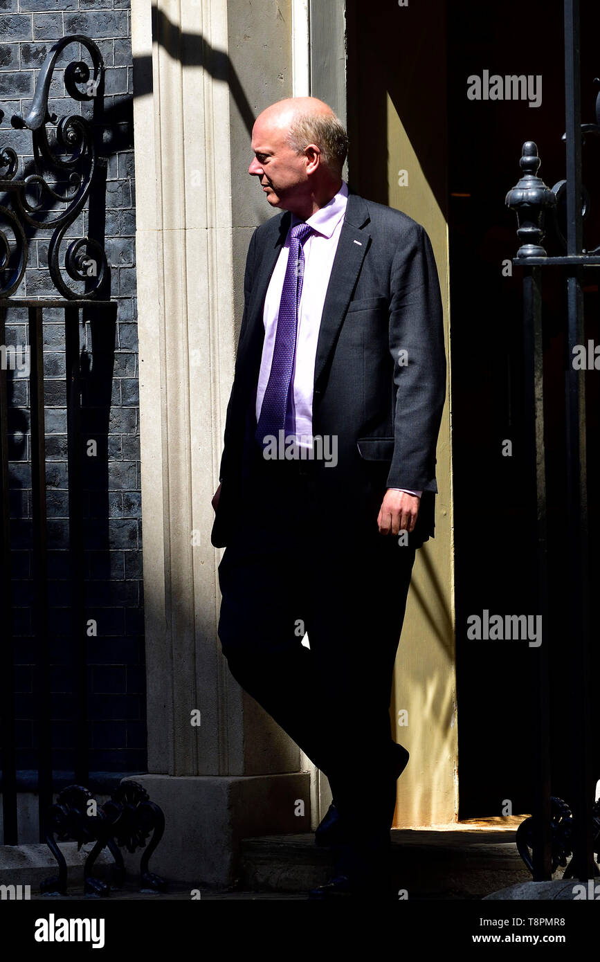 Chris Grayling MP - Segreteria di Stato per il trasporto - lasciando un lunghissimo Cabinet settimanale incontro a Downing Street, Westminster. Londra, Regno Unito. 14 maggio 2019. Foto Stock