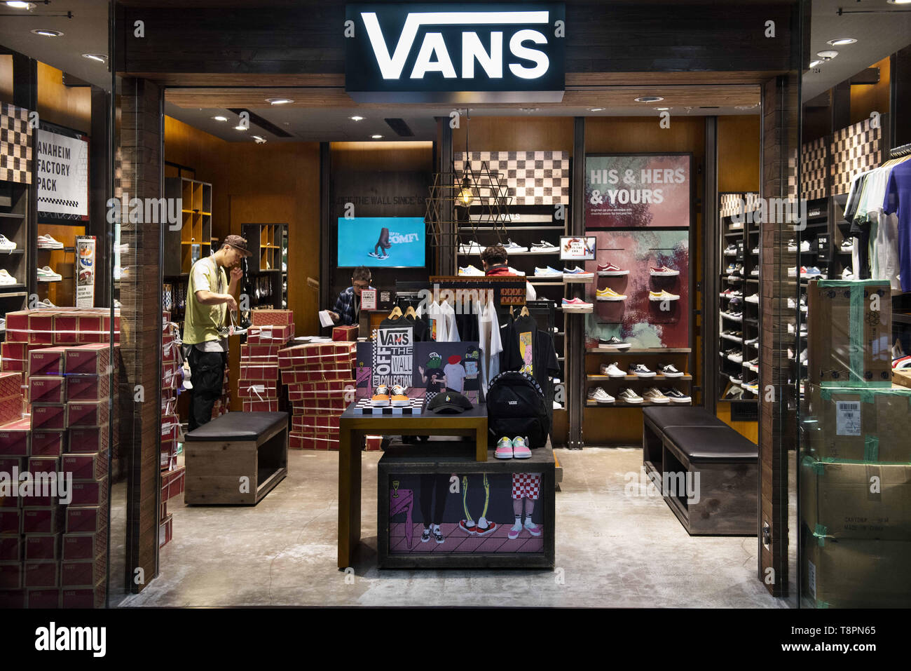 Hong Kong, Cina. 8 Maggio, 2019. American skateboard calzature brand Vans  store visto in Hong Kong. Credito: Budrul Chukrut SOPA/images/ZUMA  filo/Alamy Live News Foto stock - Alamy