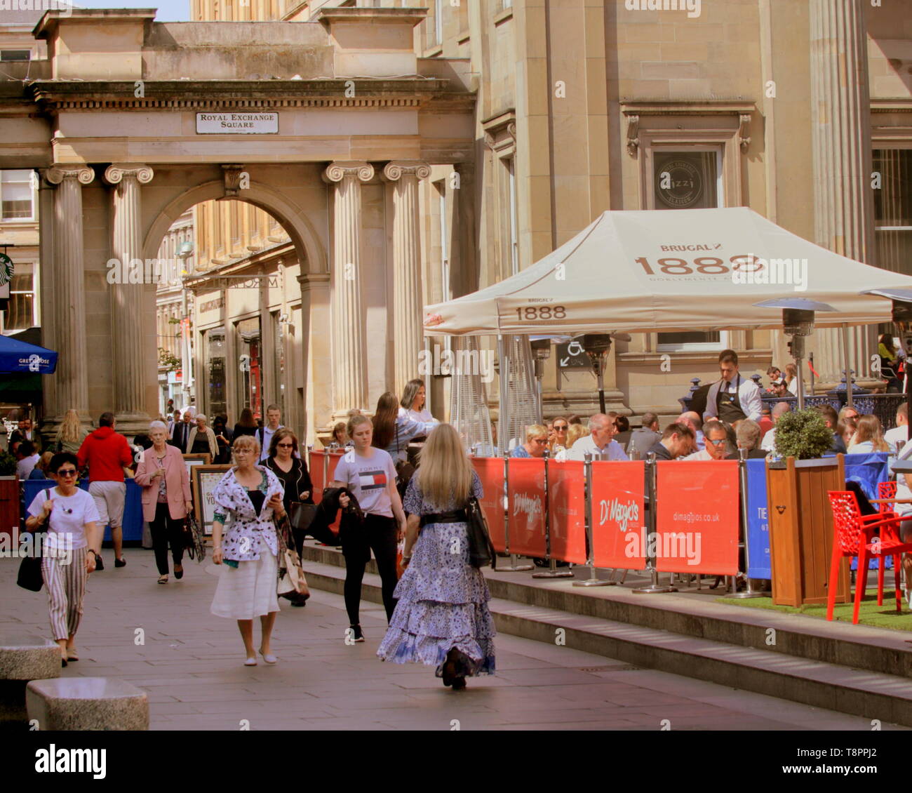 Glasgow, Scotland, Regno Unito, 14 maggio 2019, UK Meteo. Sunny scorcher di una giornata in centro per la gente del posto e i turisti.come loro il pranzo sulla Royal Exchange Square e il museo di Goma passi. Credito traghetto Gerard/Alamy Live News Foto Stock