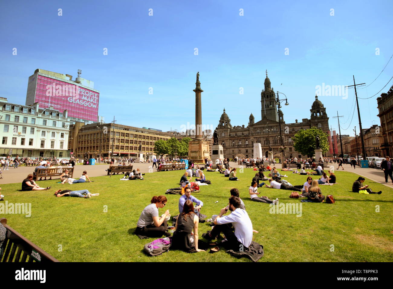 Glasgow, Scotland, Regno Unito, 14 maggio 2019, UK Meteo. Sunny scorcher di una giornata in centro per la gente del posto e turisti. come essi godere del centro civico di George Square. Credito traghetto Gerard/Alamy Live News Foto Stock
