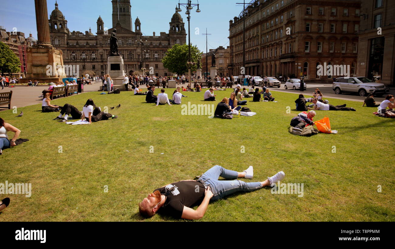 Glasgow, Scotland, Regno Unito, 14 maggio 2019, UK Meteo. Sunny scorcher di una giornata in centro per la gente del posto e turisti. come essi godere del centro civico di George Square. Credito traghetto Gerard/Alamy Live News Foto Stock