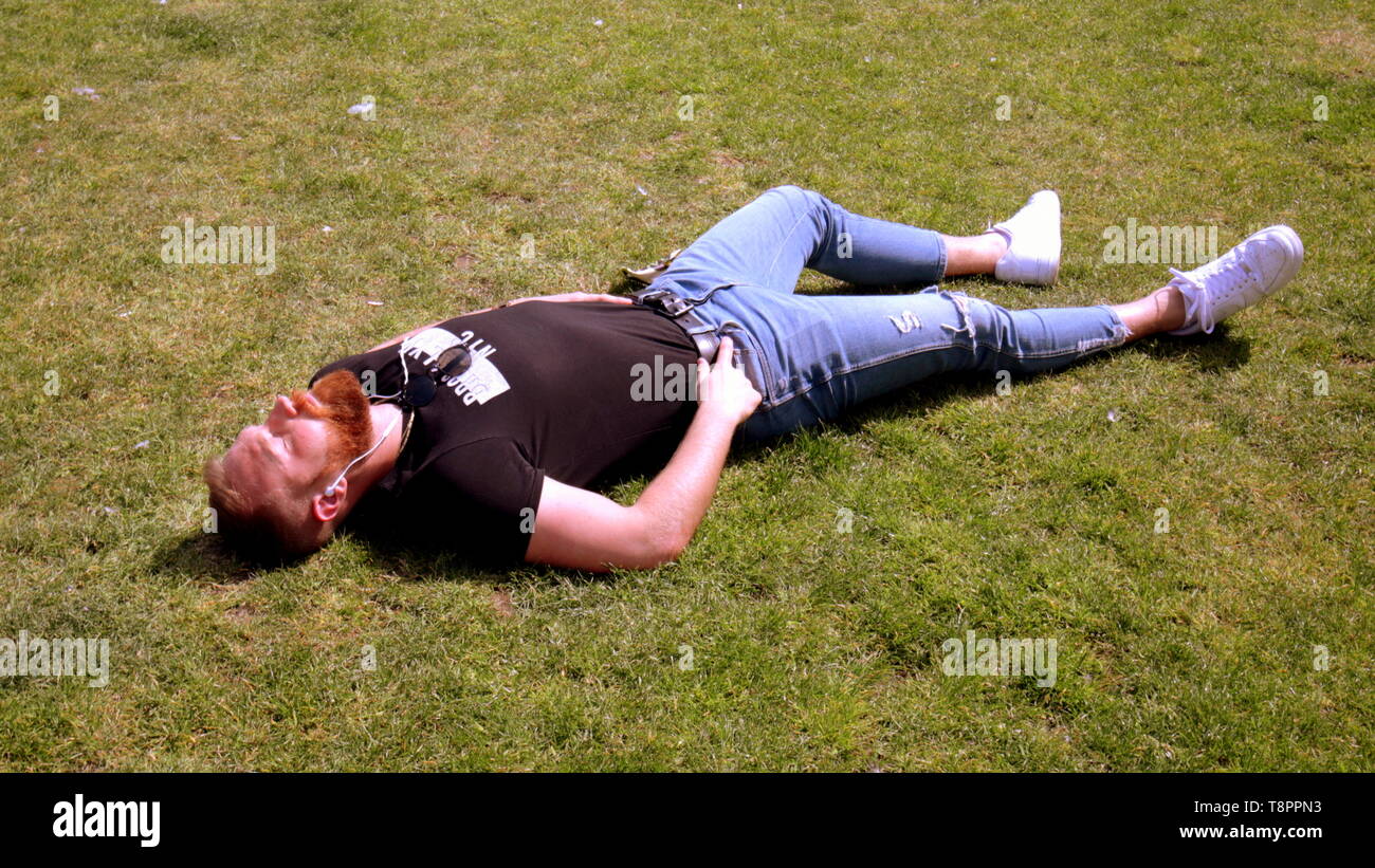 Glasgow, Scotland, Regno Unito, 14 maggio 2019, UK Meteo. Sunny scorcher di una giornata in centro per la gente del posto e turisti. come essi godere del centro civico di George Square. Credito traghetto Gerard/Alamy Live News Foto Stock