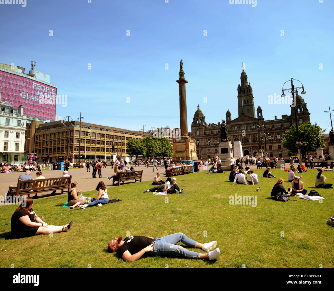 Glasgow, Scotland, Regno Unito, 14 maggio 2019, UK Meteo. Sunny scorcher di una giornata in centro per la gente del posto e turisti. come essi godere del centro civico di George Square. Credito traghetto Gerard/Alamy Live News Foto Stock