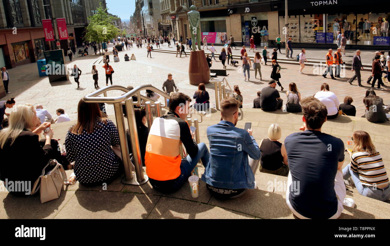 Glasgow, Scotland, Regno Unito, 14 maggio 2019, UK Meteo. Sunny scorcher di una giornata in centro per la gente del posto e i turisti come le colleghe che il pranzo farlo sui passi .del Royal Concert Hall. Credito traghetto Gerard/Alamy Live News Foto Stock
