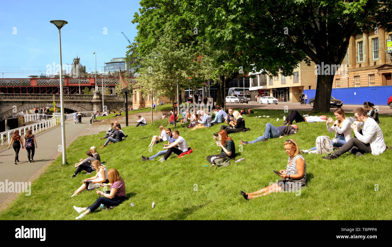Glasgow, Scotland, Regno Unito, 14 maggio 2019, UK Meteo. Sunny scorcher di una giornata in centro per la gente del posto e i turisti in quanto il pranzo sulla passerella clydeside dalle rive del fiume Clyde. Credito traghetto Gerard/Alamy Live News Foto Stock
