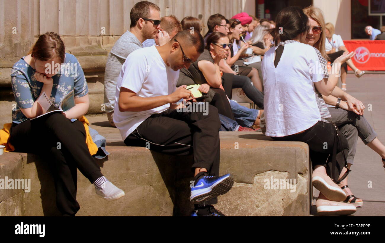 Glasgow, Scotland, Regno Unito, 14 maggio 2019, UK Meteo. Sunny scorcher di una giornata in centro per la gente del posto e i turisti.come loro il pranzo sulla Royal Exchange Square e il museo di Goma passi. Credito traghetto Gerard/Alamy Live News Foto Stock