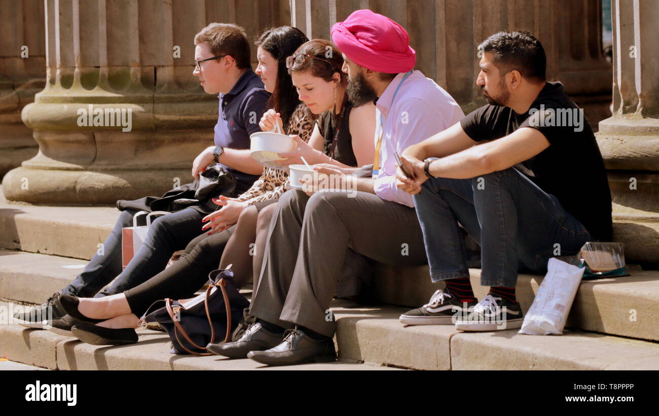 Glasgow, Scotland, Regno Unito, 14 maggio 2019, UK Meteo. Sunny scorcher di una giornata in centro per la gente del posto e i turisti.come loro il pranzo sulla Royal Exchange Square e il museo di Goma passi. Credito traghetto Gerard/Alamy Live News Foto Stock