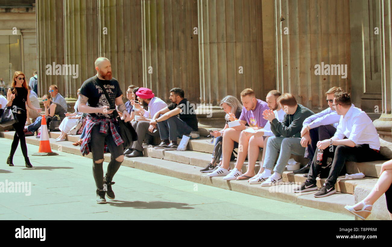 Glasgow, Scotland, Regno Unito, 14 maggio 2019, UK Meteo. Sunny scorcher di una giornata in centro per la gente del posto e i turisti.come loro il pranzo sulla Royal Exchange Square e il museo di Goma passi. Credito traghetto Gerard/Alamy Live News Foto Stock