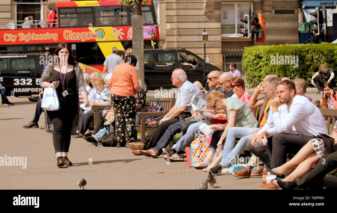 Glasgow, Scotland, Regno Unito, 14 maggio 2019, UK Meteo. Sunny scorcher di una giornata in centro per la gente del posto e turisti. come essi godere del centro civico di George Square. Credito traghetto Gerard/Alamy Live News Foto Stock