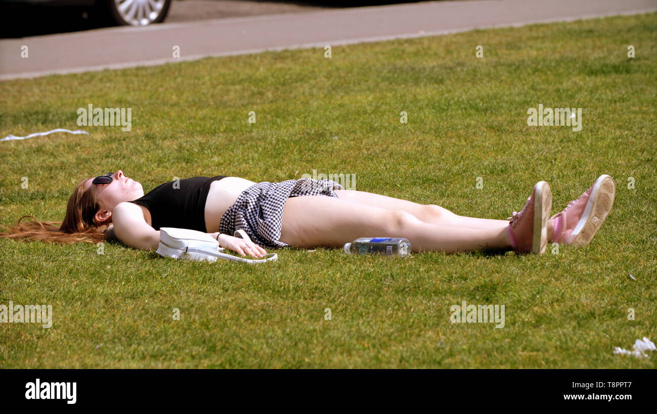 Glasgow, Scotland, Regno Unito, 14 maggio 2019, UK Meteo. Sunny scorcher di una giornata in centro per la gente del posto e turisti. come essi godere del centro civico di George Square. Credito traghetto Gerard/Alamy Live News Foto Stock