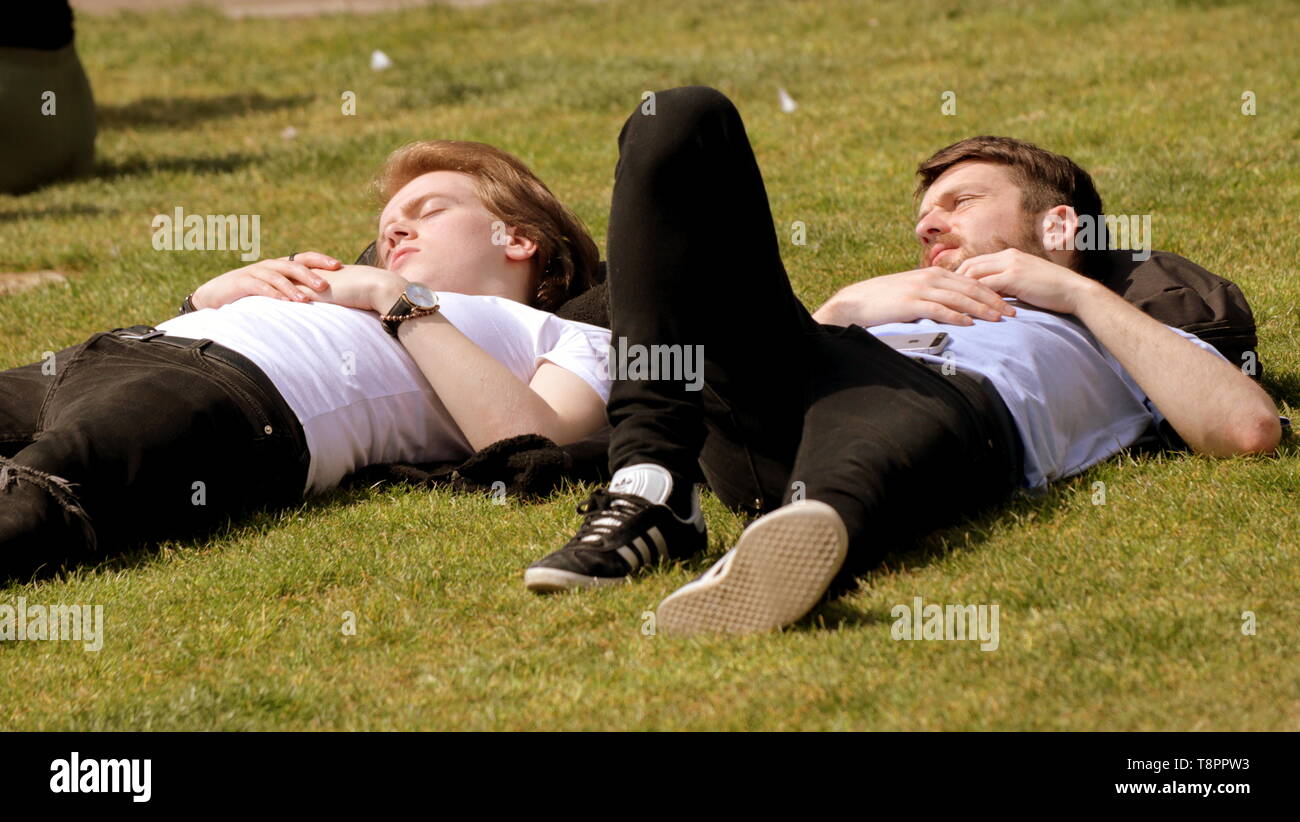 Glasgow, Scotland, Regno Unito, 14 maggio 2019, UK Meteo. Sunny scorcher di una giornata in centro per la gente del posto e turisti. come essi godere del centro civico di George Square. Credito traghetto Gerard/Alamy Live News Foto Stock